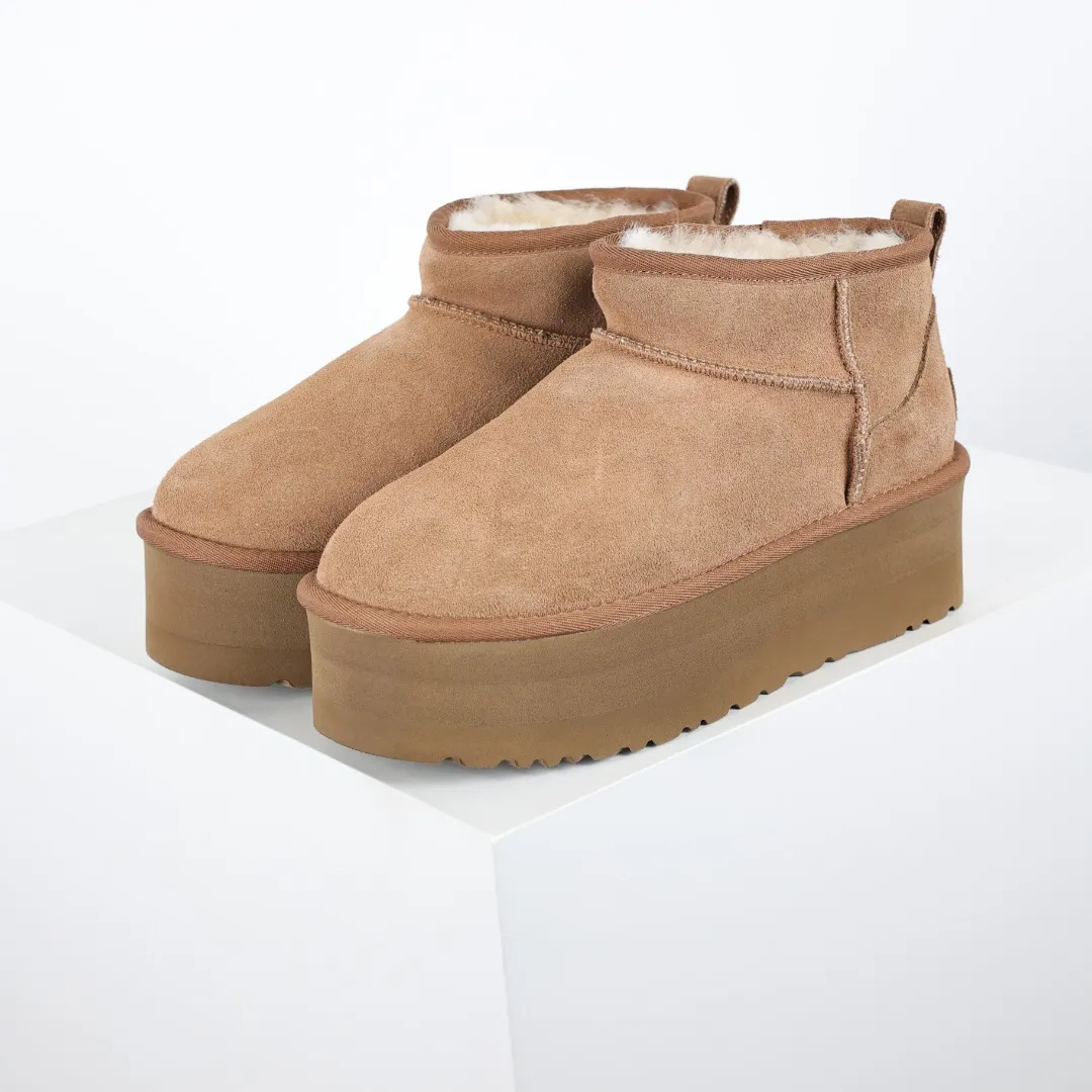 Pick up locally 💰560 Core recommended good price In the new year, uug launched a series of styles, which are partially geared towards the preferences of young consumers and have also moved to the forefront of fashion trends. Shoe body material: water-repellent coated suede upper, 17mm UGGPURE™ implantable wool insole, lightweight non-slip and comfortable rubber outsole, with brand LOGO and trademark, with full packaging Size: 35 36 37 38 39 40